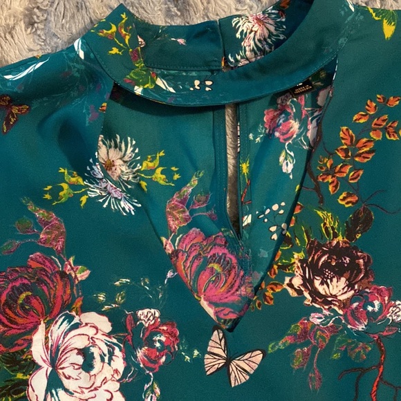 Gorgeous green dress with detailed neck - Picture 3 of 6